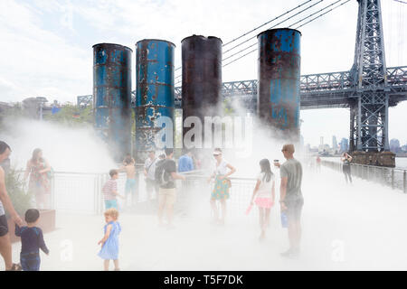 Besucher auf dem Nebel Brücke mit Williamsburg Bridge im Hintergrund. Domino Park, Brooklyn, USA. Architekt: James Ecke Feld Ope Stockfoto