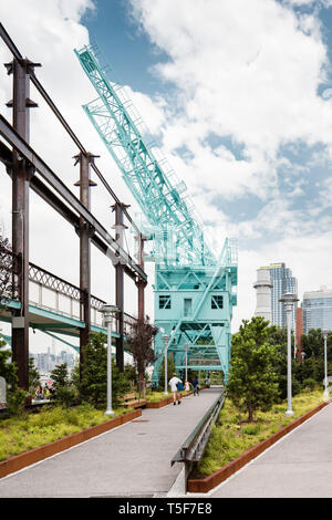 Gantry Cranes einmal verwendet Zuckerrohr aus Kähne zu hissen. Domino Park, Brooklyn, USA. Architekt: James Corner Field Operations, 2018. Stockfoto
