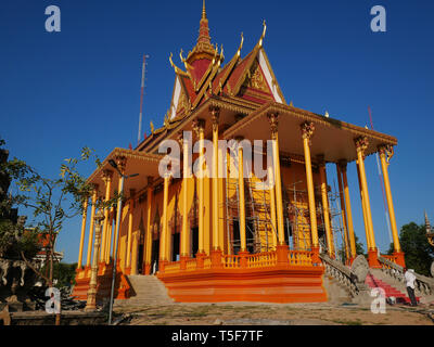 Die atemberaubende neue Tempel von Wat Kampong Thom Pagode, fast vollständige und farbigen hellen Orange und Gold. Kampong Thom, Kambodscha. 19-12-2018. Stockfoto