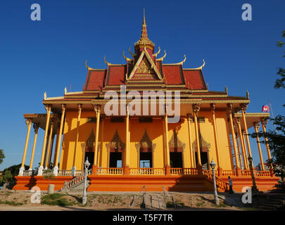 Die atemberaubende neue Tempel von Wat Kampong Thom fast vollständig bemalten Orange und Gold. Kampong Thom, Kambodscha. 19-12-2018. Stockfoto