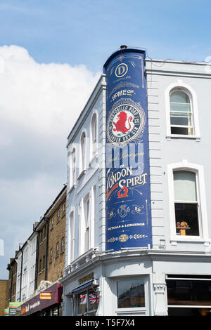 Die brennerei Gin House Pub in der Portobello Road, Notting Hill, London, England Stockfoto