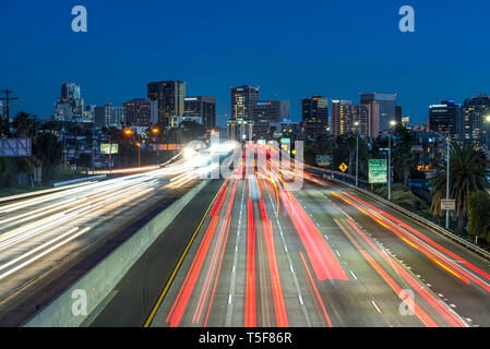 Auto helle Streifen auf der Interstate 5. San Diego Skyline bei Nacht. Stockfoto