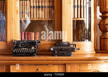 Schloss Radun, Tschechien, 7. April 2019 - Der Innenraum mit schönen alten Bibliothek, Radun Schloss, in der Nähe der Stadt Opava entfernt Stockfoto