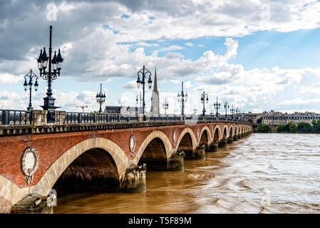 Pont de Pierre Brücke und das Stadtbild von Bordeaux