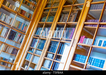 Schloss Radun, Tschechien, 7. April 2019 - Der Innenraum mit schönen alten Bibliothek, Radun Schloss, in der Nähe der Stadt Opava entfernt Stockfoto