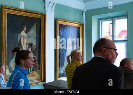 Radun, Tschechien, 7. April 2019 - Der Innenraum mit schönen Bildern an der Wand und Touristen von radun Schloss, in der Nähe der Stadt Opava entfernt Stockfoto