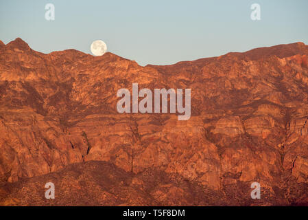 Vollmond über den Bergen von Baja California Sur, Mexiko. Stockfoto