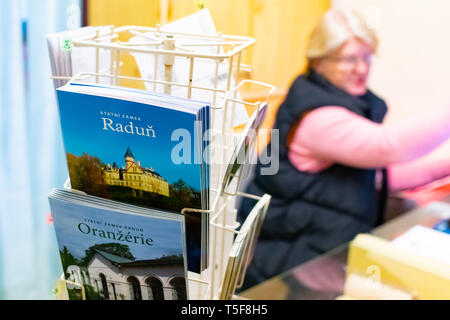 Radun Schloss, Tschechien, 7. April 2019 - eine Frauen Tickets verkaufen mit der guid Bücher vor auf Radun Schloss Stockfoto