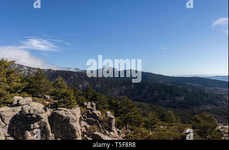 Berge und stille Wälder voller Farbe Stockfoto