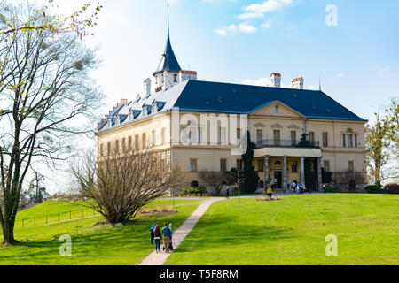 Radun Schloss, Tschechien, 7. April 2019 - Touristen in Radun schloss in der Tschechischen Republik Stockfoto