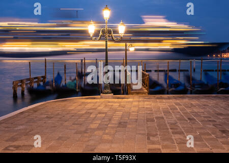 Venedig Canal mit Gondeln in der Nacht. Italien. Stockfoto