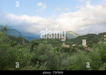 Blick auf die Altstadt von Kardamyli auf Sommer Tag inklusive einem Turm Haus und Taygetus Berge der Halbinsel Mani, Peloponnes, Griechenland Stockfoto