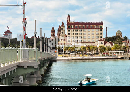 St. Augustine, Florida. Januar 25, 2019. Blick auf Kathedrale Basilica und Brücke von Löwen in der Altstadt in Florida's historische Küste. Stockfoto