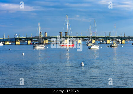 St. Augustine, Florida. Januar 25, 2019. Segelboote und Brücke von Löwen auf Sonnenuntergang Himmel Hintergrund an der alten Stadt in Florida's historische Küste (67) Stockfoto