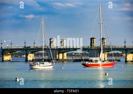 St. Augustine, Florida. Januar 25, 2019. Segelboote und Brücke von Löwen auf Sonnenuntergang Himmel Hintergrund an der alten Stadt in Florida's historische Küste (68) Stockfoto