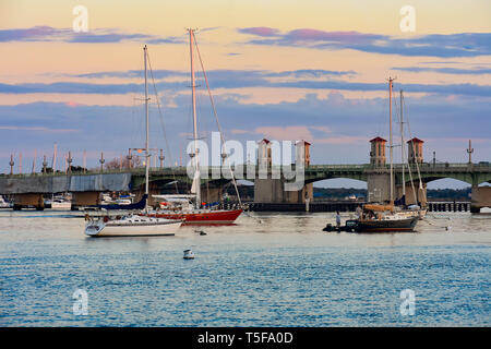 St. Augustine, Florida. Januar 25, 2019. Segelboote und Brücke von Löwen auf Sonnenuntergang Himmel Hintergrund an der alten Stadt in Florida's historische Küste (69) Stockfoto