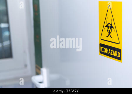 Biohazard Zeichen auf weiße Tür Stockfoto