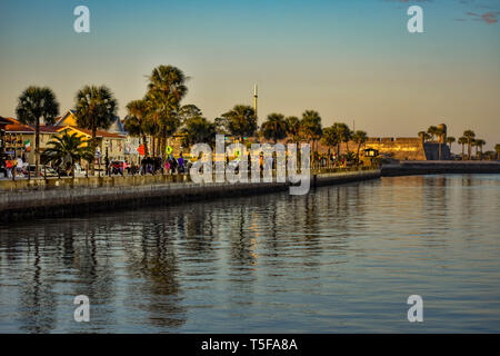 St. Augustine, Florida. Januar 26, 2019. Die Menschen wandern in die Promenade am sunset Hintergrund an der alten Stadt in Florida's historische Küste. Stockfoto