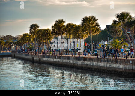 St. Augustine, Florida. Januar 26, 2019. Die Menschen wandern in die Promenade am sunset Hintergrund in Florida's historische Küste. Stockfoto