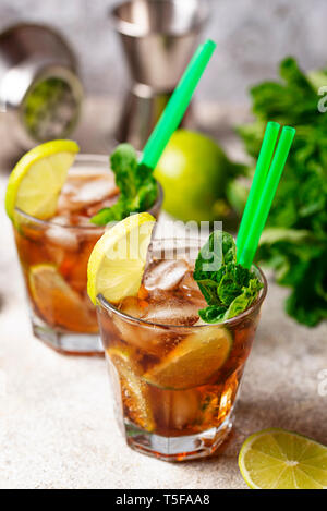 Cuba Libre Cocktail mit Minze und Limette Stockfoto