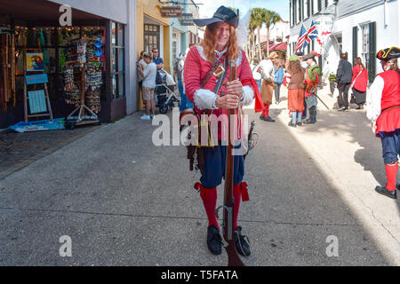 St. Augustine, Florida. Januar 26, 2019. Mann verkleidet als 17. Jahrhundert spanischer Soldat in Florida historischen Küste. Stockfoto