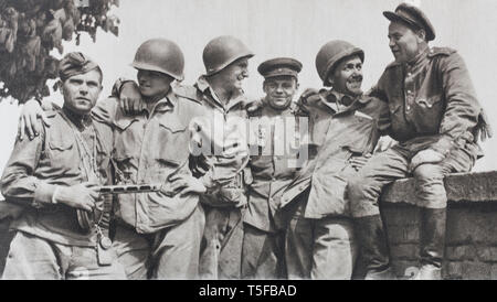 Treffen Torgau (1945). Amerikanische Soldaten und russische Soldaten verbrüdern nach dem Treffen auf der Elbe, 140 km südlich von Berlin. Stockfoto