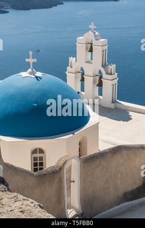 Dome der Orthodoxen Kirche in Fira auf Santorini Stockfoto