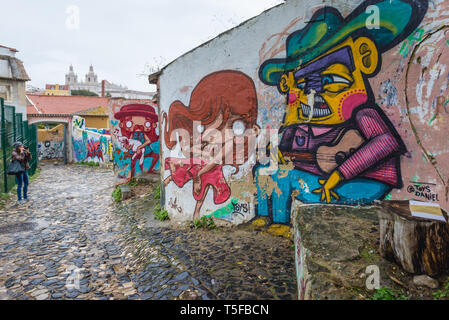 Gepflasterte Straße im Stadtteil Alfama von Lissabon, Portugal Stockfoto
