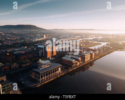 Luftaufnahme über Belfast bei Sonnenaufgang Stockfoto