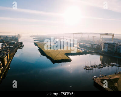 Luftaufnahme über Belfast bei Sonnenaufgang Stockfoto