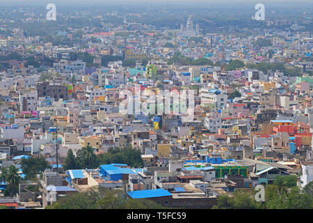 Luftaufnahme der bunten Gehäuse in der dicht besiedelten Stadt Trichy in Tamil Nadu, Indien Stockfoto