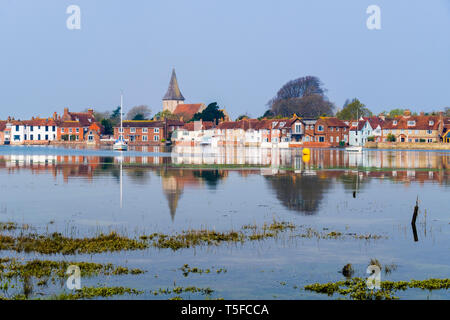 Die malerischen alten Dorf und Kirche in stillen Wassern des Bosham Creek bei Flut in Chichester Harbour wider. Bosham West Sussex England Großbritannien Großbritannien Stockfoto