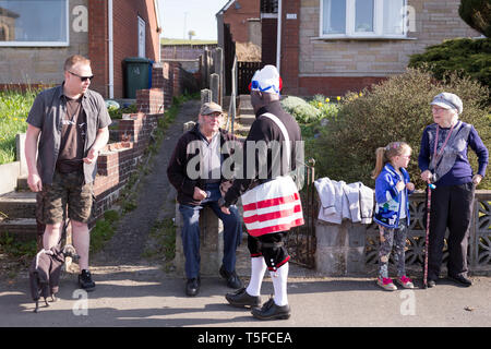 © Chris Bull. 20/04/19 Bacup, Lancashire, England. Die Morrismen der Britannia Coconutters Tanz Grenze Grenze in Bacup, Lancashire heute (Samstag, 20. April 2019). In einer Tradition zurückgehende Hunderte Jahre, jeden Ostersamstag Der morrismen haben heidnische Tänze Frühling zu begrüßen und böse Winter Spirituosen. Die Coconutters Namen aus der Zeit, als Bergleute würde Kokosnussschalen auf die Knie tragen zum Schutz in den Gruben stammt. Unterlegen Sie ihre Gesichter sie von bösen Geistern zu tarnen und auch der Bergbau Traditionen der Gegend zu reflektieren. Stockfoto