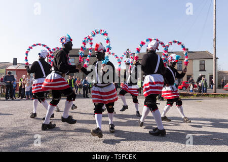 © Chris Bull. 20/04/19 Bacup, Lancashire, England. Die Morrismen der Britannia Coconutters Tanz Grenze Grenze in Bacup, Lancashire heute (Samstag, 20. April 2019). In einer Tradition zurückgehende Hunderte Jahre, jeden Ostersamstag Der morrismen haben heidnische Tänze Frühling zu begrüßen und böse Winter Spirituosen. Die Coconutters Namen aus der Zeit, als Bergleute würde Kokosnussschalen auf die Knie tragen zum Schutz in den Gruben stammt. Unterlegen Sie ihre Gesichter sie von bösen Geistern zu tarnen und auch der Bergbau Traditionen der Gegend zu reflektieren. Stockfoto