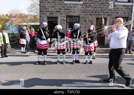 © Chris Bull. 20/04/19 Bacup, Lancashire, England. Die Morrismen der Britannia Coconutters Tanz Grenze Grenze in Bacup, Lancashire heute (Samstag, 20. April 2019). In einer Tradition zurückgehende Hunderte Jahre, jeden Ostersamstag Der morrismen haben heidnische Tänze Frühling zu begrüßen und böse Winter Spirituosen. Die Coconutters Namen aus der Zeit, als Bergleute würde Kokosnussschalen auf die Knie tragen zum Schutz in den Gruben stammt. Unterlegen Sie ihre Gesichter sie von bösen Geistern zu tarnen und auch der Bergbau Traditionen der Gegend zu reflektieren. Stockfoto