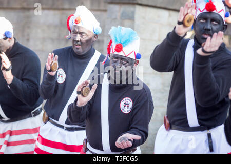 © Chris Bull. 20/04/19 Bacup, Lancashire, England. Die Morrismen der Britannia Coconutters Tanz Grenze Grenze in Bacup, Lancashire heute (Samstag, 20. April 2019). In einer Tradition zurückgehende Hunderte Jahre, jeden Ostersamstag Der morrismen haben heidnische Tänze Frühling zu begrüßen und böse Winter Spirituosen. Die Coconutters Namen aus der Zeit, als Bergleute würde Kokosnussschalen auf die Knie tragen zum Schutz in den Gruben stammt. Unterlegen Sie ihre Gesichter sie von bösen Geistern zu tarnen und auch der Bergbau Traditionen der Gegend zu reflektieren. Stockfoto