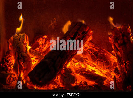 Closeup Schuß von brennendem Holz in den Kamin Stockfoto