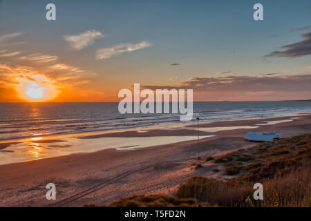Sonnenuntergang am Strand von La Barrosa in Chiclana de la Frontera, eine touristische Stadt an der Küste der Provinz Cádiz, Südspanien Stockfoto