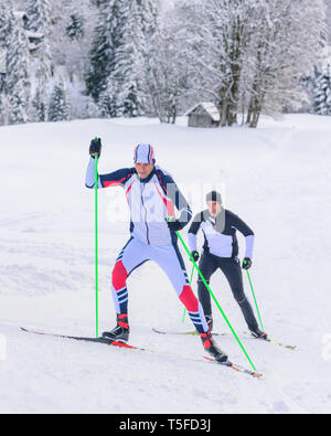 Skater tun Training Session in wunderschönen winterlichen Natur Stockfoto