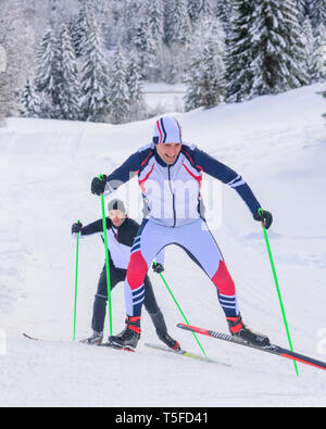 Skater tun Training Session in wunderschönen winterlichen Natur Stockfoto