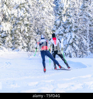 Skater tun Training Session in wunderschönen winterlichen Natur Stockfoto