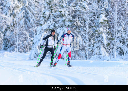 Skater tun Training Session in wunderschönen winterlichen Natur Stockfoto