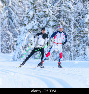 Skater tun Training Session in wunderschönen winterlichen Natur Stockfoto