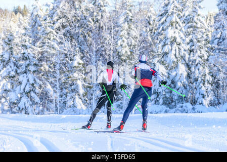 Skater tun Training Session in wunderschönen winterlichen Natur Stockfoto