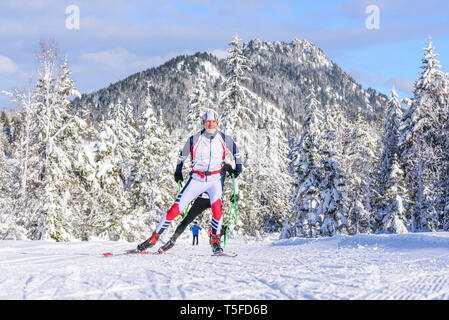 Skater tun Training Session in wunderschönen winterlichen Natur Stockfoto