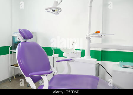 Behandlungsstuhl und anderes Zubehör durch Zahnärzte in der Zahnarztpraxis verwendet. Moderne zahnmedizinische Praxis. Stockfoto