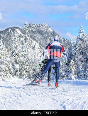 Skater tun Training Session in wunderschönen winterlichen Natur Stockfoto