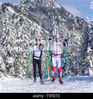 Skater tun Training Session in wunderschönen winterlichen Natur Stockfoto