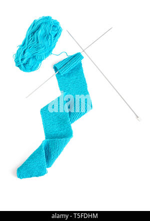 Ball of yarn and knitting needles isolated on white. Blue, turquoise wool knitting background. Stockfoto