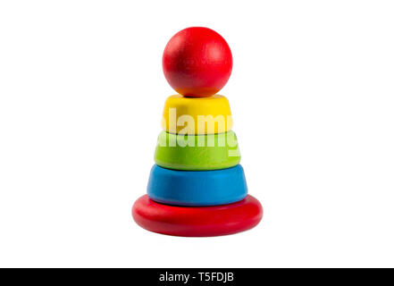 Pyramide bauen aus bunten Holzringen. Studio shot auf weißem Hintergrund. Stockfoto